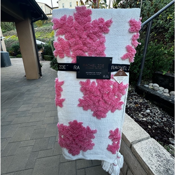 Rachel Zoe plush hot pink snowflake oversize blanket tik tok viral blanket - Picture 6 of 6
